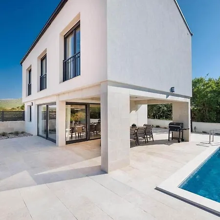 Casa vacanze Brandneue -beheizter Pool Mit Schoenem Meerblick By Interhome *
