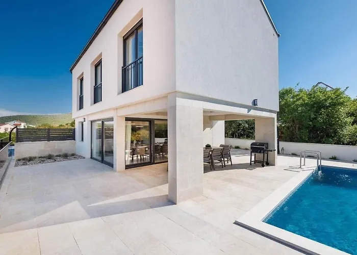 Semesterbostad Brandneue -beheizter Pool Mit Schoenem Meerblick By Interhome *