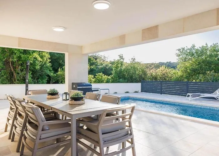 Brandneue -beheizter Pool Mit Schoenem Meerblick By Interhome