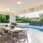 Brandneue -beheizter Pool Mit Schoenem Meerblick By Interhome