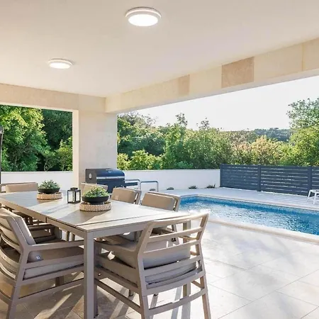 Brandneue -beheizter Pool Mit Schoenem Meerblick By Interhome