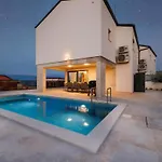 Brandneue -beheizter Pool Mit Schoenem Meerblick By Interhome 펜션 *