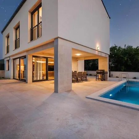 Brandneue -beheizter Pool Mit Schoenem Meerblick By Interhome 비르브닉